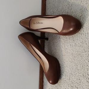 Le Chateau brown leather round toe pumps